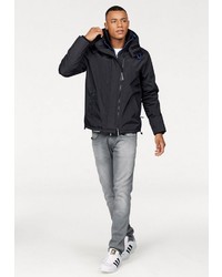 schwarze Windjacke von Superdry