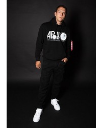 schwarzer bedruckter Pullover mit einem Kapuze von Alpha Industries