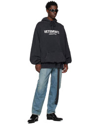 schwarzer bedruckter Pullover mit einem Kapuze von Vetements