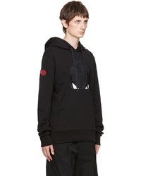 schwarzer bedruckter Pullover mit einem Kapuze von Moncler