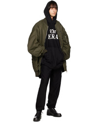 schwarzer bedruckter Pullover mit einem Kapuze von TAKAHIROMIYASHITA TheSoloist.