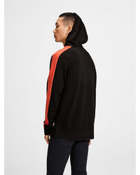 schwarzer bedruckter Pullover mit einem Kapuze