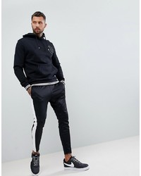 schwarzer bedruckter Pullover mit einem Kapuze von The Couture Club