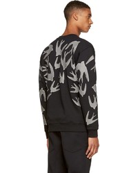 schwarzer bedruckter Pullover mit einem Rundhalsausschnitt von McQ
