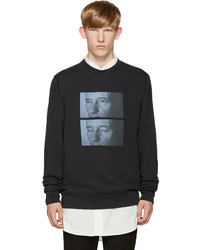schwarzer bedruckter Pullover mit einem Rundhalsausschnitt von Yang Li