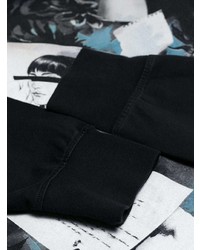 schwarzer bedruckter Pullover mit einer Kapuze von MM6 MAISON MARGIELA