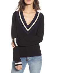 schwarzer Pullover mit einem V-Ausschnitt mit Chevron-Muster