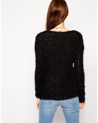 schwarzer flauschiger Pullover mit einem Rundhalsausschnitt von Asos