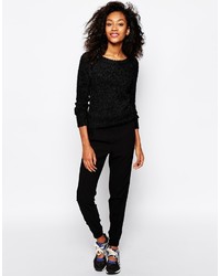 schwarzer flauschiger Pullover mit einem Rundhalsausschnitt von Vero Moda