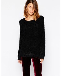 schwarzer flauschiger Pullover mit einem Rundhalsausschnitt