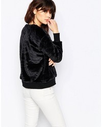 schwarzer flauschiger Pullover mit einem Rundhalsausschnitt