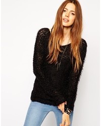 schwarzer flauschiger Pullover mit einem V-Ausschnitt von Asos
