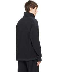 schwarzer Fleece-Pullover mit einem Reißverschluss am Kragen von F/CE