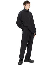 schwarzer Fleece-Pullover mit einem Reißverschluss am Kragen von F/CE