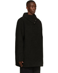 schwarzer Fleece-Pullover mit einem zugeknöpften Kragen von We11done
