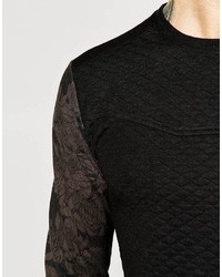 schwarzer gesteppter Pullover mit einem Rundhalsausschnitt