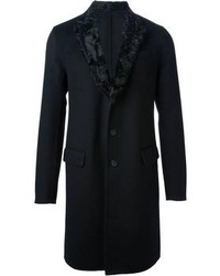 schwarzer Mantel mit einem Pelzkragen