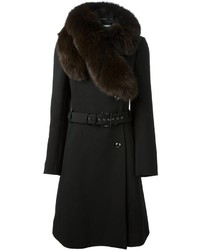 schwarzer Mantel mit einem Pelzkragen von Blumarine