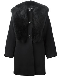 schwarzer Mantel mit einem Pelzkragen von Giorgio Armani