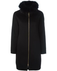 schwarzer Mantel mit einem Pelzkragen von Herno