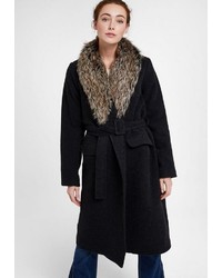 schwarzer Mantel mit einem Pelzkragen von OXXO