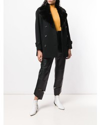 schwarzer Mantel mit einem Pelzkragen von Moschino