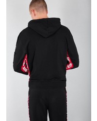 schwarzer Pullover mit einem Kapuze von Alpha Industries