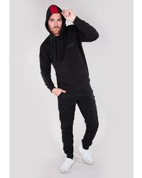 schwarzer Pullover mit einem Kapuze von Alpha Industries