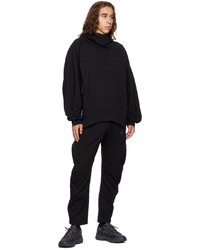 schwarzer Pullover mit einem Kapuze von McQ