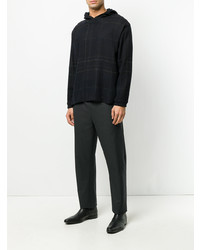 schwarzer Pullover mit einem Kapuze von Stephan Schneider