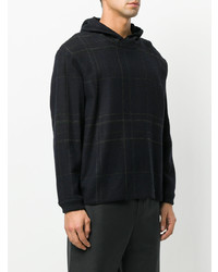 schwarzer Pullover mit einem Kapuze von Stephan Schneider