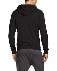 schwarzer Pullover mit einem Kapuze