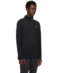 schwarzer Pullover mit einem Reißverschluss am Kragen von New Balance