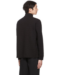 schwarzer Pullover mit einem Reißverschluss am Kragen von Vince