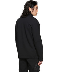 schwarzer Pullover mit einem Reißverschluss am Kragen von Nike