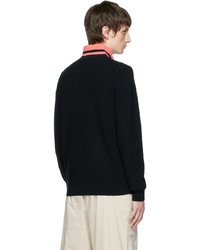 schwarzer Pullover mit einem Reißverschluss am Kragen von Moncler