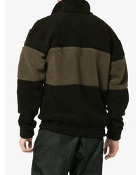 schwarzer Pullover mit einem Reißverschluss am Kragen von Liam Hodges
