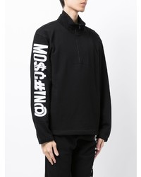 schwarzer Pullover mit einem Reißverschluss am Kragen von Moschino