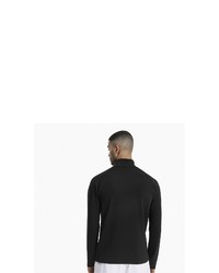schwarzer Pullover mit einem Reißverschluss am Kragen von Puma