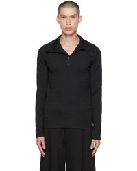 schwarzer Pullover mit einem Reißverschluss am Kragen von Taakk