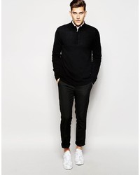 schwarzer Pullover mit einem Reißverschluss am Kragen von Benetton
