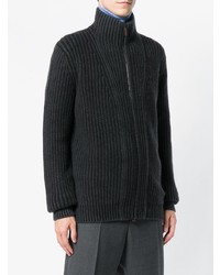 schwarzer Pullover mit einem Reißverschluß von Iris von Arnim