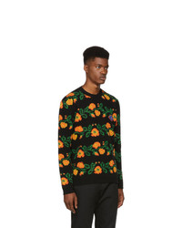 schwarzer Pullover mit einem Rundhalsausschnitt mit Blumenmuster von Gucci