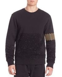 schwarzer Pullover mit einem Rundhalsausschnitt mit Reliefmuster