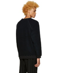 schwarzer Pullover mit einem Rundhalsausschnitt mit Reliefmuster von Robert Geller