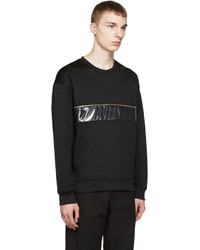 schwarzer Pullover mit einem Rundhalsausschnitt von McQ