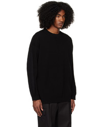 schwarzer Pullover mit einem Rundhalsausschnitt von Juun.J