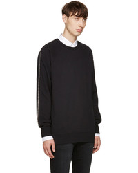 schwarzer Pullover mit einem Rundhalsausschnitt von BLK DNM