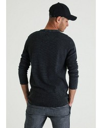 schwarzer Pullover mit einem Rundhalsausschnitt von Chasin'