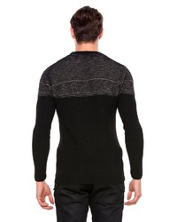 schwarzer Pullover mit einem Rundhalsausschnitt von Cipo & Baxx